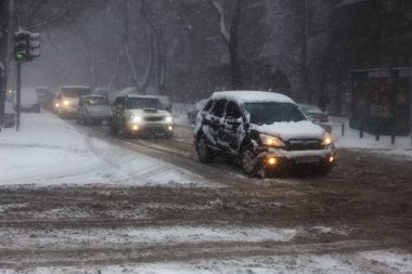 Odessa, Ukrayna-Ocak 16, 2018: Güçlü kar yağışı, Siklon kışın şehir sokaklarda. Arabalar karla kaplıdır. Kaygan yol. Kışın kötü hava: şiddetli kar yağışı ve kar fırtınası. Yayalar kar üzerinde gitmek