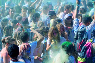 Odessa, Ukrayna - 5 Ağustos 2017: Gençler, bayanlar baylar bayram tatil sırasında renkli toz içine atma iyi eğlenceler. Festivali renkli boya. renkler aşk festival. Renk fest