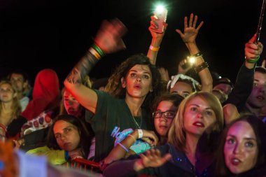 Odessa, Ukrayna-25 Ağustos 2017: büyük kalabalık, gün boyunca rock konseri sırasında müzik hayranları göster. Seyirci kum Beach müzik ve spor Z-Oyunlar Festivali sırasında. Seçici odak