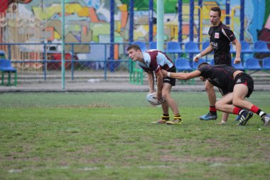 Odessa, Ukrayna - 29 Eylül 2018: Final Oyunları Şampiyonası Ukrayna'nın en güçlü takımları Rugby-7. Rugby topu alan üzerinde. Rugby topu için ağır mücadele sahip. Takım sporcular oyuncular sahada