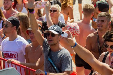 Odessa, Ukrayna -25 Ağustos 2017: büyük kalabalık, müzik sırasında rock konserinde hayranlarını gün boyunca. Seyirci kum Beach müzik ve spor festivali Z-Oyunlar sırasında