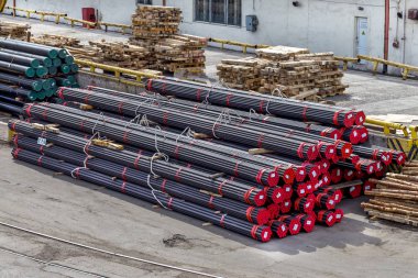 Yuvarlak ve kare metal borular, takozları, bir yığın yığın etiketlerle boyutu parametreleri vinç ve liman ve demiryolu vagonlar yük gemileri taşınması için Paketli