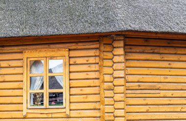 duvarda yuvarlak günlük ev eski teknoloji, ahşap pencere doğal arka plan için yaratıcı öğeleri olarak inşa kiriş detay