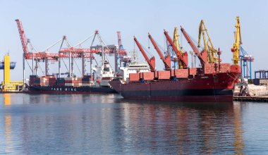 Odessa, Ukrayna - 12 Ağustos 2017: Ticari bağlantı noktası. Lojistik ve taşımacılık uluslararası konteyner ve gevşek su üzerinde gemi kargo kargo. Deniz taşıma liman içinde vinç. Yük taşıma, teslimat