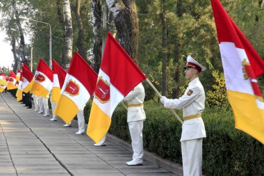 Odessa, Ukrayna - ö. 26 Ekim 2012: genç Harbiyelilerin stand oluşumu ile 26 Ekim 2012 odessa, Ukrayna odessa bekçi bilinmeyen denizci Anıtı, bayraklar.