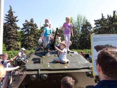 Odessa 4 Mayıs: ikinci dünya savaşı zaferle yıldönümünde anmak için olaylar. Çocuklar askeri ekipman, 4 Mayıs 2012 oyun Odessa, Ukrayna