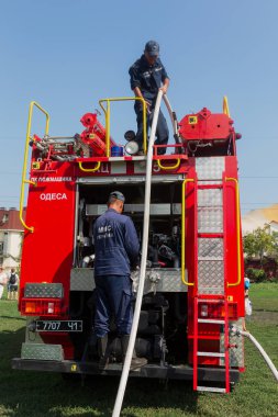 Odessa, Ukrayna - 5 Ağustos 2017: itfaiyeci itfaiye arabası üzerinde. Yangın söndürme araç açık havada özel ekipman ile. İtfaiye araçları, su yanma bölgesi. İtfaiye su