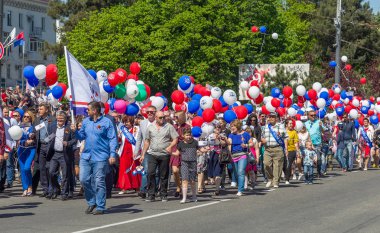 Novorossiysk, Rusya - 1 Mayıs 2018: Mayıs günü gösteri. Barış! İş! Mayıs! İnsanlar ile tatil geçit töreni sırasında Bayrak İşçi Bayramı kutlamak. 1 Mayıs tüm çalışan insanlar günüdür. Koloni içinde yürüyen insanlar