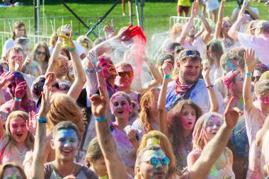 Odessa, Ukrayna - 5 Ağustos 2017: Gençler, bayanlar baylar bayram tatil sırasında renkli toz içine atma iyi eğlenceler. Festivali renkli boya. renkler aşk festival. Renk fest