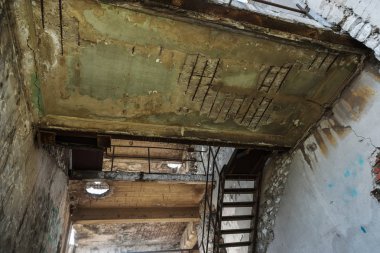 Terk edilmiş bombalama ve yıkılan bina bombardımanı patlama nedeniyle yok. Kabukları, madde işaretleri ve parçalanmak bir savaş kasıp kavuran Bina duvarlarında delikler. Eski yıkık ev