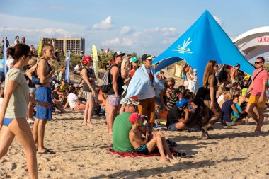 Odessa, Ukrayna -25 Ağustos 2017: büyük kalabalık, müzik sırasında rock konserinde hayranlarını gün boyunca. Seyirci kum Beach müzik ve spor festivali Z-Oyunlar sırasında