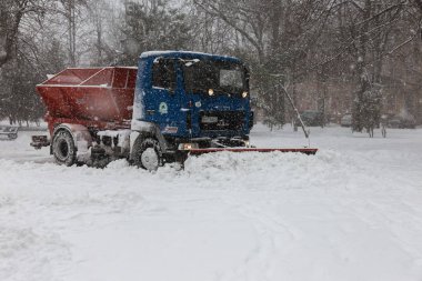 Odessa, Ukrayna-Ocak 16, 2018: Güçlü kar yağışı, Siklon kışın şehir sokaklarda. Arabalar karla kaplıdır. Kaygan yol. Kışın kötü hava: şiddetli kar yağışı ve kar fırtınası. Yayalar kar üzerinde gitmek