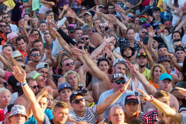 Odessa, Ukrayna -25 Ağustos 2017: büyük kalabalık, müzik sırasında rock konserinde hayranlarını gün boyunca. Seyirci kum Beach müzik ve spor festivali Z-Oyunlar sırasında