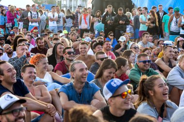 Odessa, Ukrayna -25 Ağustos 2017: büyük kalabalık, müzik sırasında rock konserinde hayranlarını gün boyunca. Seyirci kum Beach müzik ve spor festivali Z-Oyunlar sırasında