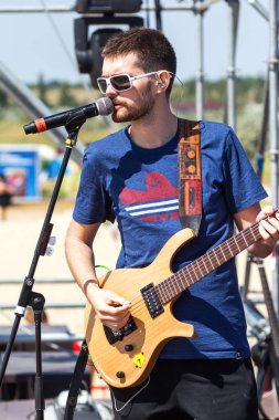 Odessa, Ukrayna-Ağustos 24,2017: popüler Rus rapçi, sahne alanı'ndaki popüler plaj spor ve müzik festivali Z-oyunları rock müzisyeni Noize Mc büyük rock konseri. Rap müzisyen Noize Mc. seçin focu