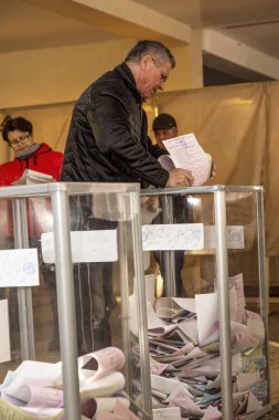 Odessa, Ukrayna - 25 Ekim 2015: bölgesel siyasi yerel milletvekilleri ve belediye başkanları da seçimleri sırasında yoklama istasyonu. Seçmenler oy almak ve kapalı oy sandığı dökme.
