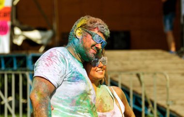 Odessa, Ukrayna - 5 Ağustos 2017: Gençler, bayanlar baylar bayram tatil sırasında renkli toz içine atma iyi eğlenceler. Festivali renkli boya. renkler aşk festival. Renk fest