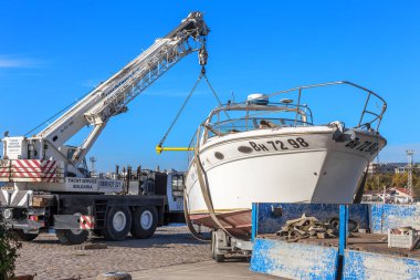 Varna, Bulgaristan - 21 Kasım 2015: özel yat bir iskele marina deniz bağlantı noktası Varna gelen suyu denize indirmek. Seaport Vinçler, profesyonel eser.