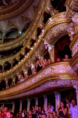 Odessa, Ukrayna - 16 Temmuz 2016: Ukraynalı şarkıcı Jamala solo konser, Opera Binası. Hall memnun fanlar. Jamal 61 yıllık Eurovision Şarkı Yarışması şarkısı 