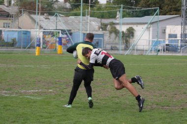 Odessa, Ukrayna - 29 Eylül 2018: Final Oyunları Şampiyonası Ukrayna'nın en güçlü takımları Rugby-7. Rugby topu alan üzerinde. Rugby topu için ağır mücadele sahip. Takım sporcular oyuncular sahada