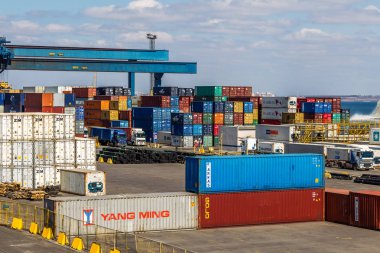 Odessa, Ukrayna - 16 Nisan: deniz kargo liman Odessa. Konteyner terminali. Yükleme Ukrayna sanayi mallarının ve kargo, 16 Nisan 2014 eserleri gerçekleşiyor Odessa, Ukrayna