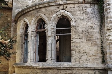 Mistik iç cephe terkedilmiş kalıntıları harap antik kale, binanın konak. Eski duvarlar, çöp ve çamur ile koridor mahvetti. Vandallar tarafından tahrip antik tarihi bina kalıntıları