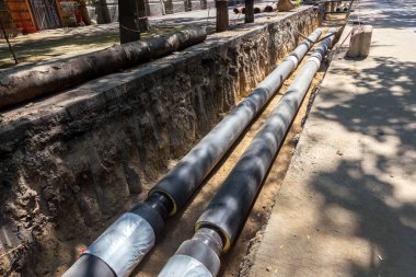 Odessa, Ukrayna - 2017 yaklaşık: Onarım şehir su kaynaklarının. Eski paslı metal borular plastik borular üzerinde değiştirme. Yeni modern teknolojiler kentsel mühendislik ağlar. Şehir su boru hattı