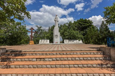Odessa, Marinovka, Ukrayna 2018 yaklaşık: Büyük Vatanseverlik Savaşı ölen Sovyetler Birliği Kahramanı anıt.