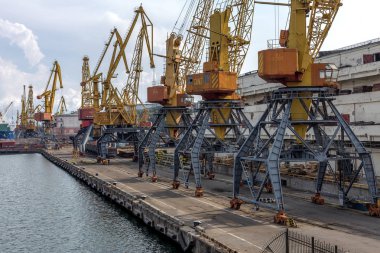 Odessa, Ukrayna - 6 Ekim 2015: Konteyner Vinç konteyner terminal kargo limanında, kargo vinçler olmadan işe bir boş bağlantı noktası limanda. Kriz. Öndeğer olarak devletin tüm ekonomi felç