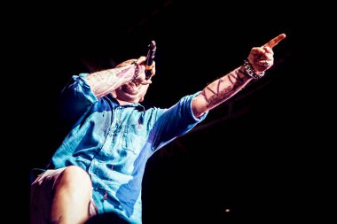Odessa, Ukrayna - 24 Mayıs 2014: Kalabalık insan yaratıcı ışık ve müzik gösterisi sırasında bir konserde bir gece kulübünde eğleniyor. Konfeti ve büyük tiyatro kulübü parti üzerinde duman yağmuruna neşeli gençler.