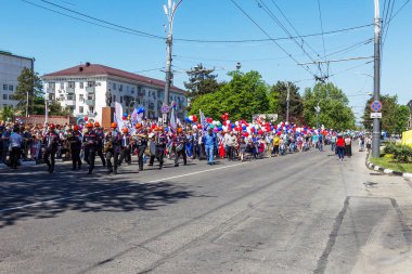 Novorossiysk, Rusya - 1 Mayıs 2018: Mayıs günü gösteri. Barış! İş! Mayıs! İnsanlar ile tatil geçit töreni sırasında Bayrak İşçi Bayramı kutlamak. 1 Mayıs tüm çalışan insanlar günüdür. Koloni içinde yürüyen insanlar