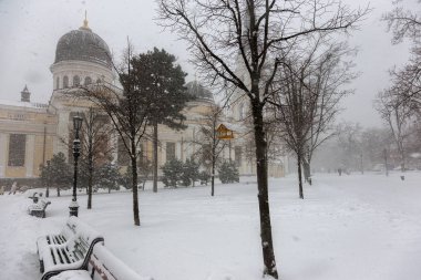 Kışın şehir sokaklarını güçlü kar yağışı. Araba kar, kaygan yol ile kaplıdır. Kışın kötü hava: şiddetli kar yağışı ve blizzard. Yayalar şiddetli kar yağışı altında gidin. Kış ve kar fırtınası, kar yağışı