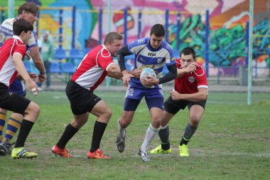 Odessa, Ukrayna - 29 Eylül 2018: Final Oyunları Şampiyonası Ukrayna'nın en güçlü takımları Rugby-7. Rugby topu alan üzerinde. Rugby topu için ağır mücadele sahip. Takım sporcular oyuncular sahada