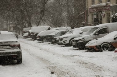 Odessa, Ukrayna-Ocak 16, 2018: Güçlü kar yağışı, Siklon kışın şehir sokaklarda. Arabalar karla kaplıdır. Kaygan yol. Kışın kötü hava: şiddetli kar yağışı ve kar fırtınası. Yayalar kar üzerinde gitmek