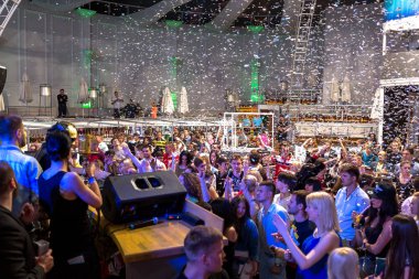 Odessa - 30 Mayıs: Gece kulübü ziyaret edenler için bir yeni ışık gösterisi yeni şeyler yapmak, tatilcilerin yaz tatil sezonu, 30 maya2014, Odessa, Ukrayna