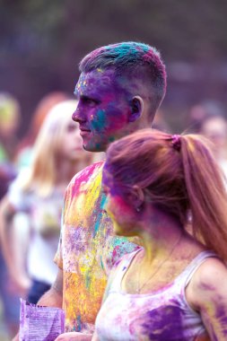 KRASNODAR, RUSSIA - May11,2018: Renkler Festivali, geleneksel Hint Holi festivali. Gençler Holi bayramında renkli pudra atarken eğleniyorlar. Renkli boya festivali. Renk Festivali