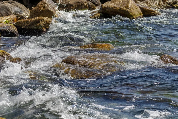 Velká Vlna Splash Mořská Voda Narážející Skály Útesy Modrá Obloha — Stock fotografie