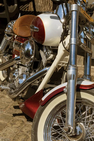 奥德萨 乌克兰2017年8月16日 在汽车收藏家展览上 传统的独特 传奇的旧的和现代的昂贵自行车展览展示了独特的摩托车模型 自行车表演 — 图库照片