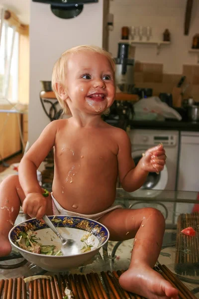 Kis Hangulatos Vicces Lány Magát Eszik Saláta Tányér Kanál Asztalon — Stock Fotó