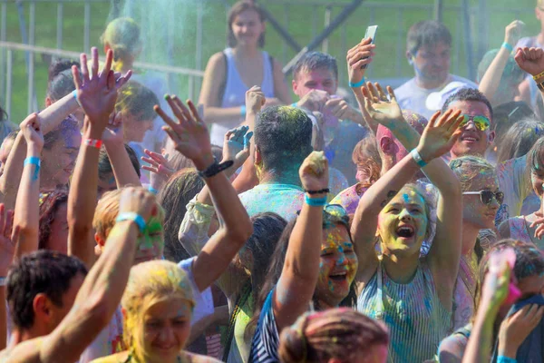 Odessa, Ukrayna - 5 Ağustos 2017: Gençler, bayanlar baylar bayram tatil sırasında renkli toz içine atma iyi eğlenceler. Festivali renkli boya. renkler aşk festival. Renk fest