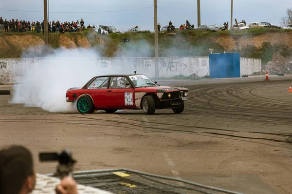 Odessa, Ukrayna -23 Nisan 2017: Combat drifters yerel sürüklenen yarışmalar. Gösteri yasadışı bir platform üzerinde sürüklenen. Binici profesyonel olarak otomatik yarışmalarda driftig yeterlilik yarışta parça geçmek