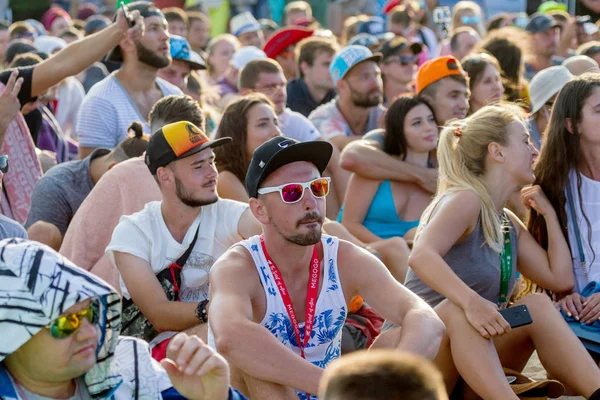 Odessa, Ukrayna -25 Ağustos 2017: büyük kalabalık, müzik sırasında rock konserinde hayranlarını gün boyunca. Seyirci kum Beach müzik ve spor festivali Z-Oyunlar sırasında
