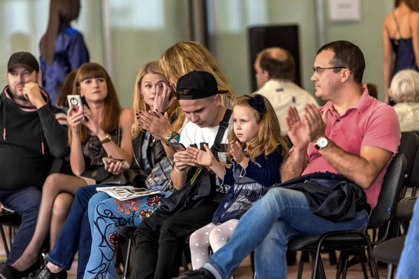 Odessa, Ukrayna, 3 Ekim 2015: Odessa Ofd moda haftası sırasında bir kadın moda seyirci göster. Yeni koleksiyon - 2015 Festivali moda. Vybrochny odak. Duygusal show hayranları