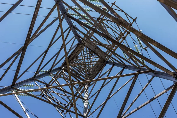 高圧送電線 高電圧送電鉄塔の異常なビュー 電気エネルギー システムの創造的な設計のための背景として — ストック写真