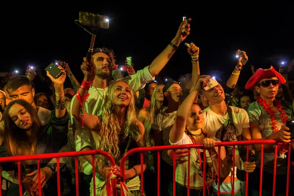 Odessa, Ukrayna-25 Ağustos 2017: büyük kalabalık, gün boyunca rock konseri sırasında müzik hayranları göster. Seyirci kum Beach müzik ve spor Z-Oyunlar Festivali sırasında