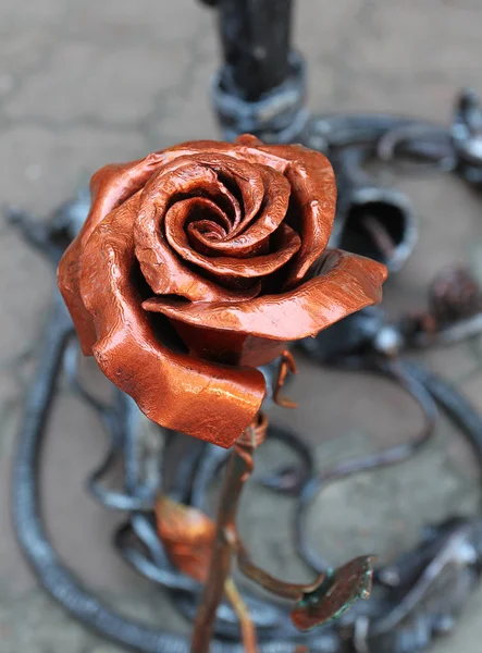 闪闪发亮的红色金属锻造玫瑰花手工制作 — 图库照片