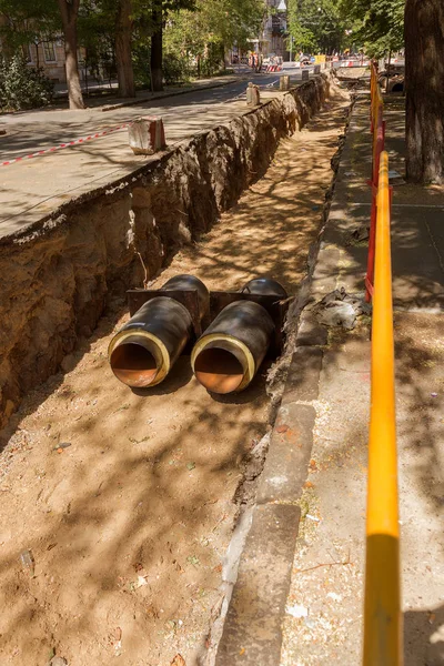 Odessa, Ukrayna - 2017 yaklaşık: Onarım şehir su kaynaklarının. Eski paslı metal borular plastik borular üzerinde değiştirme. Yeni modern teknolojiler kentsel mühendislik ağlar. Şehir su boru hattı