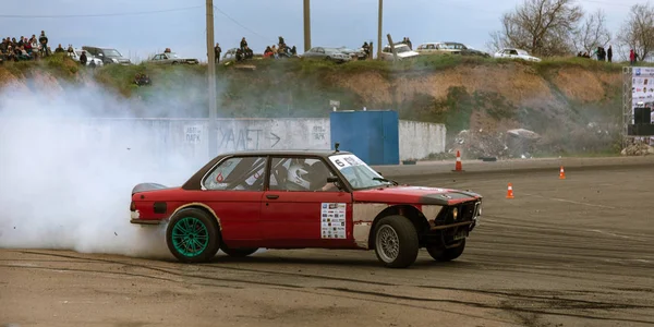 Odessa, Ukrayna -23 Nisan 2017: Combat drifters yerel sürüklenen yarışmalar. Gösteri yasadışı bir platform üzerinde sürüklenen. Binici profesyonel olarak otomatik yarışmalarda driftig yeterlilik yarışta parça geçmek