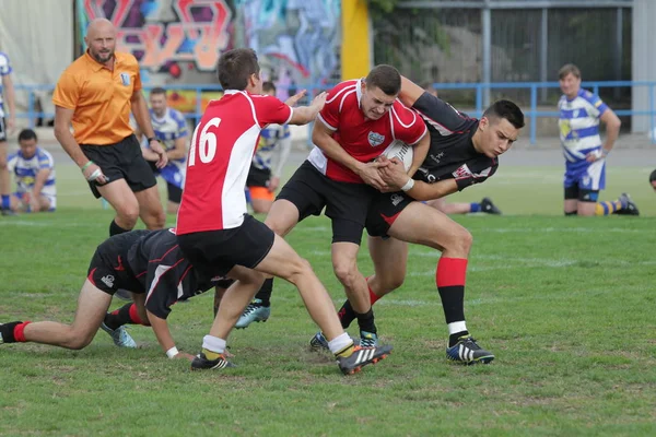 Odessa, Ukrayna - 29 Eylül 2018: Final Oyunları Şampiyonası Ukrayna'nın en güçlü takımları Rugby-7. Rugby topu alan üzerinde. Rugby topu için ağır mücadele sahip. Takım sporcular oyuncular sahada