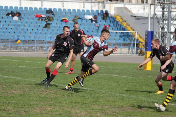 Odessa, Ukrayna - 29 Eylül 2018: Final Oyunları Şampiyonası Ukrayna'nın en güçlü takımları Rugby-7. Rugby topu alan üzerinde. Rugby topu için ağır mücadele sahip. Takım sporcular oyuncular sahada